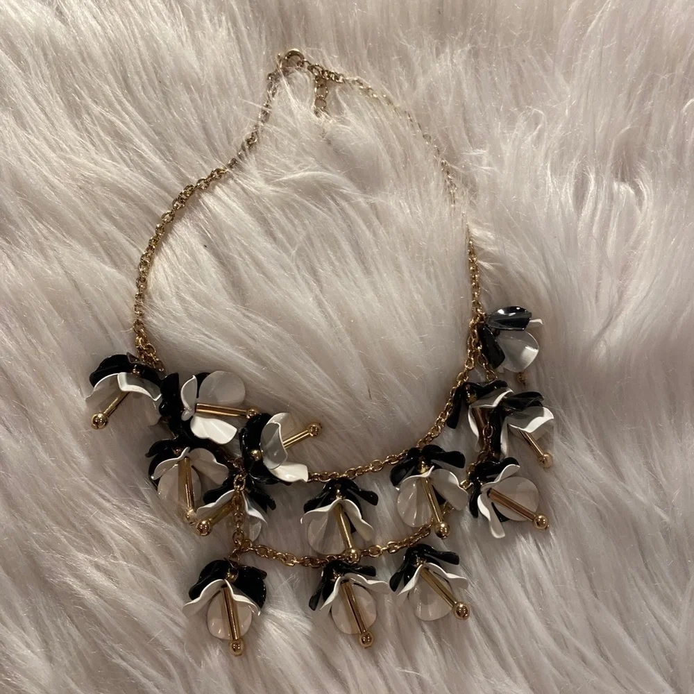 NECKLACE black/ white flowers